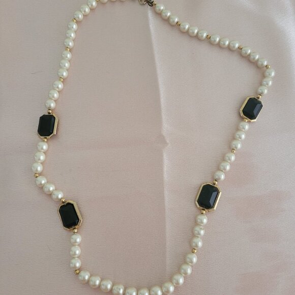 Vintage 60s Jewelry Beautiful Black, Gold  and White Pearl Necklaces for Women - Picture 5 of 7